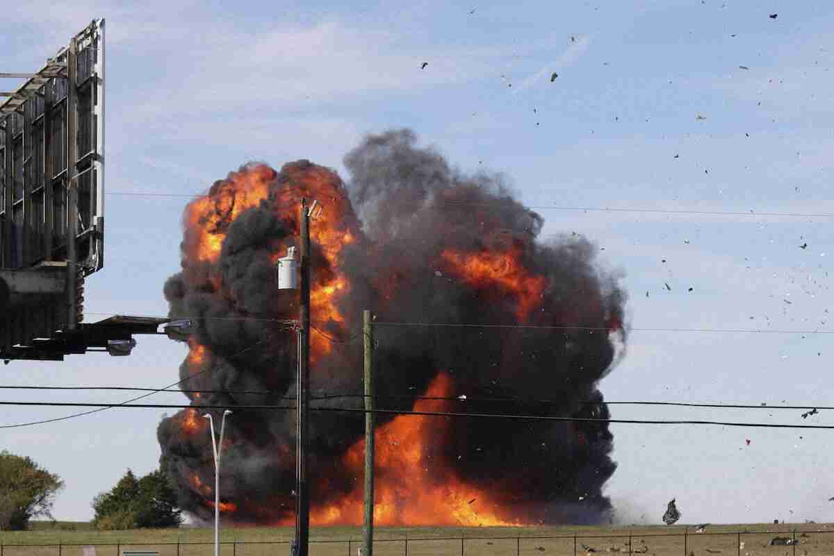 ダラスの航空ショーで軍用機同士が空中で接触　墜落して爆発炎上　会場は大パニック