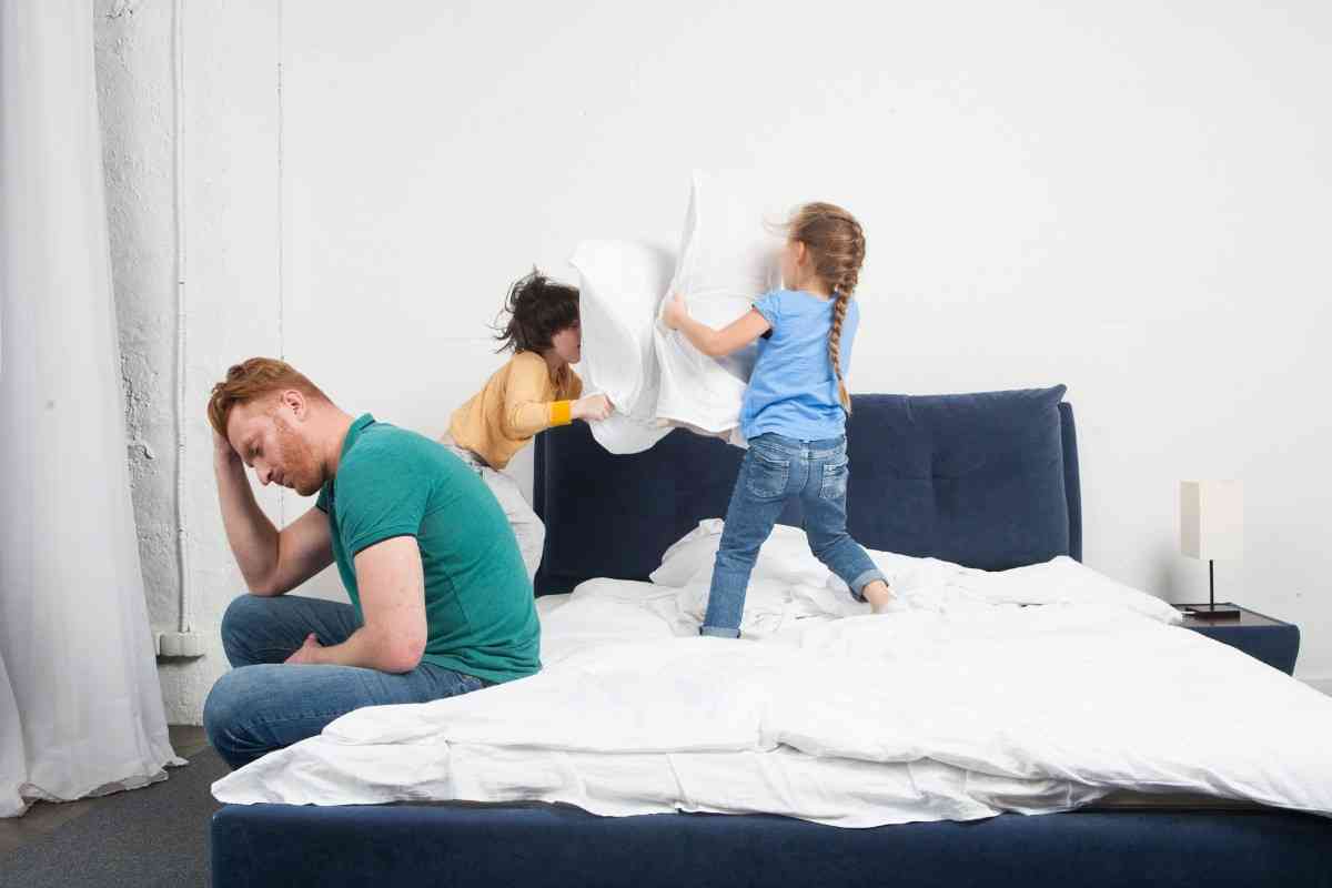 夜遅くなっても子どもが寝ない…何時までに寝かせるべきか 生活習慣をどう見直す？ 専門家に聞く | オトナンサー