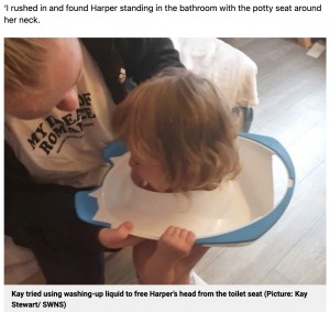 トイレトレーニング中の2歳児、補助便座が首に引っかかり消防隊員が駆けつける（英）