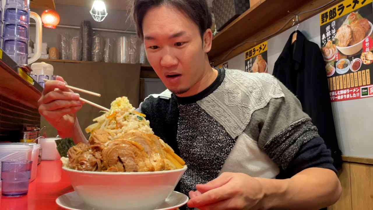 人生初の二郎ラーメン喰らってみた - YouTube