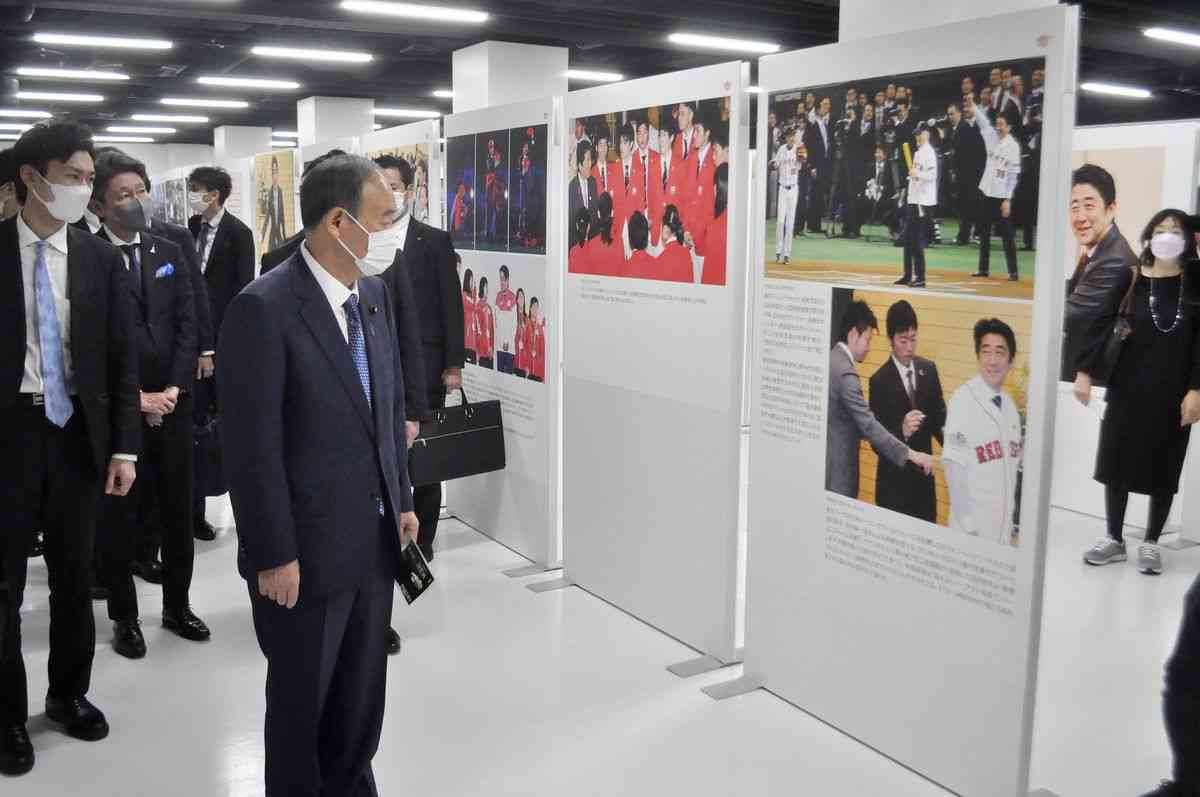 自民・菅氏、安倍氏の写真展訪問：時事ドットコム