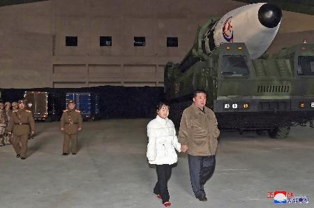 金正恩氏、娘連れで発射実験指導　「核には核で対抗」