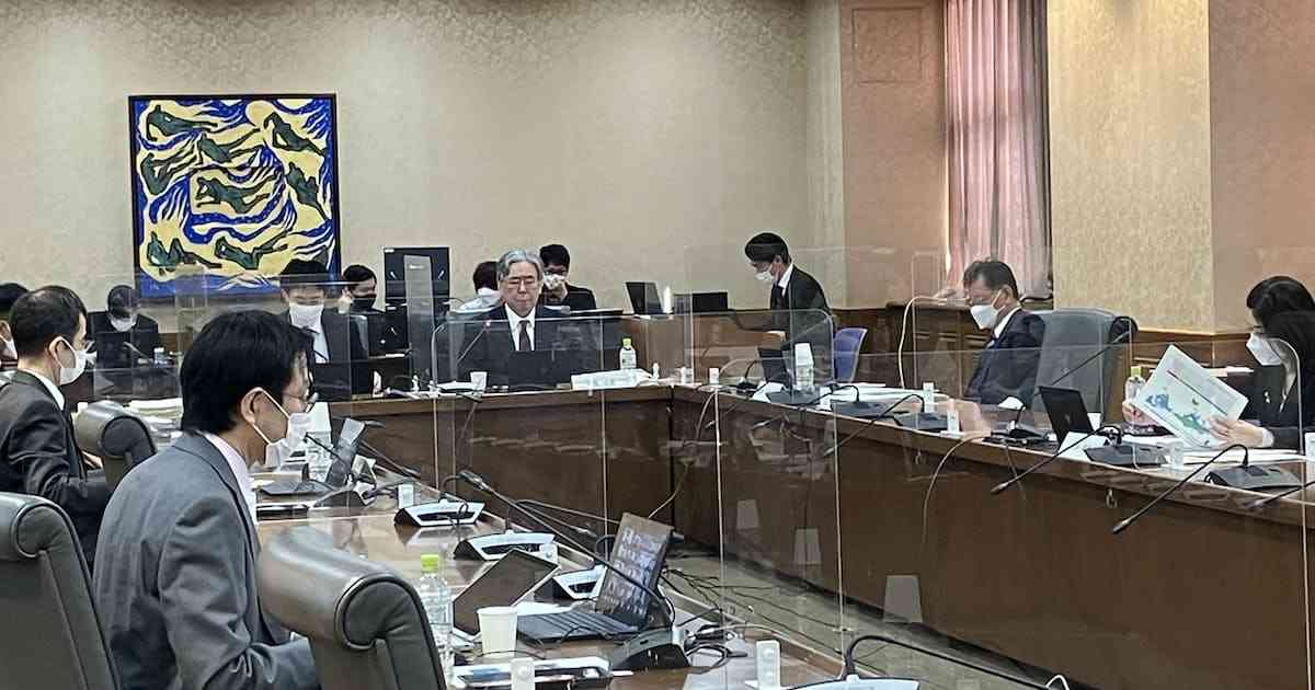 車税制、EV時代へ見直し　走行距離課税導入を議論: 日本経済新聞