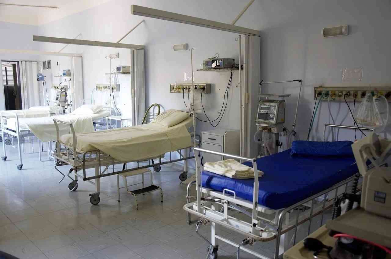 病院勤務の男性の股間にヒザ蹴り、心臓まひで死亡 患者の女を逮捕
