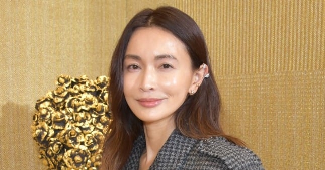 長谷川京子“授業参観コーデ”に反響「綺麗過ぎる」「別格のオーラ隠せてない」  | ORICON NEWS