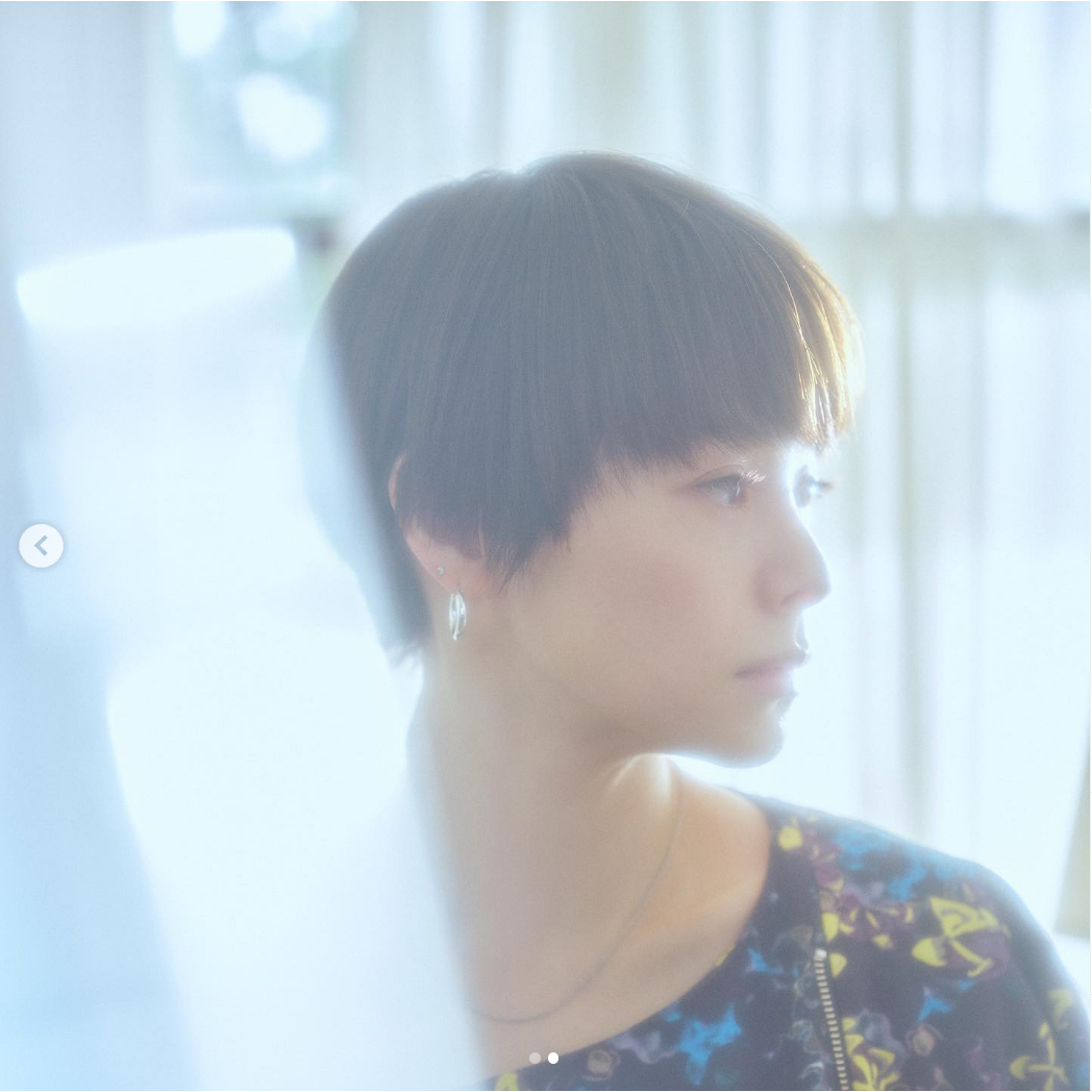 橘慶太、妻・松浦亜弥の新ビジュアルを公開 光を浴びた美しい横顔