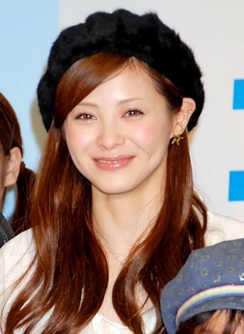 橘慶太、妻・松浦亜弥の新ビジュアルを公開 光を浴びた美しい横顔