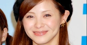 橘慶太、妻・松浦亜弥の新ビジュアルを公開　光を浴びた美しい横顔  | ORICON NEWS
