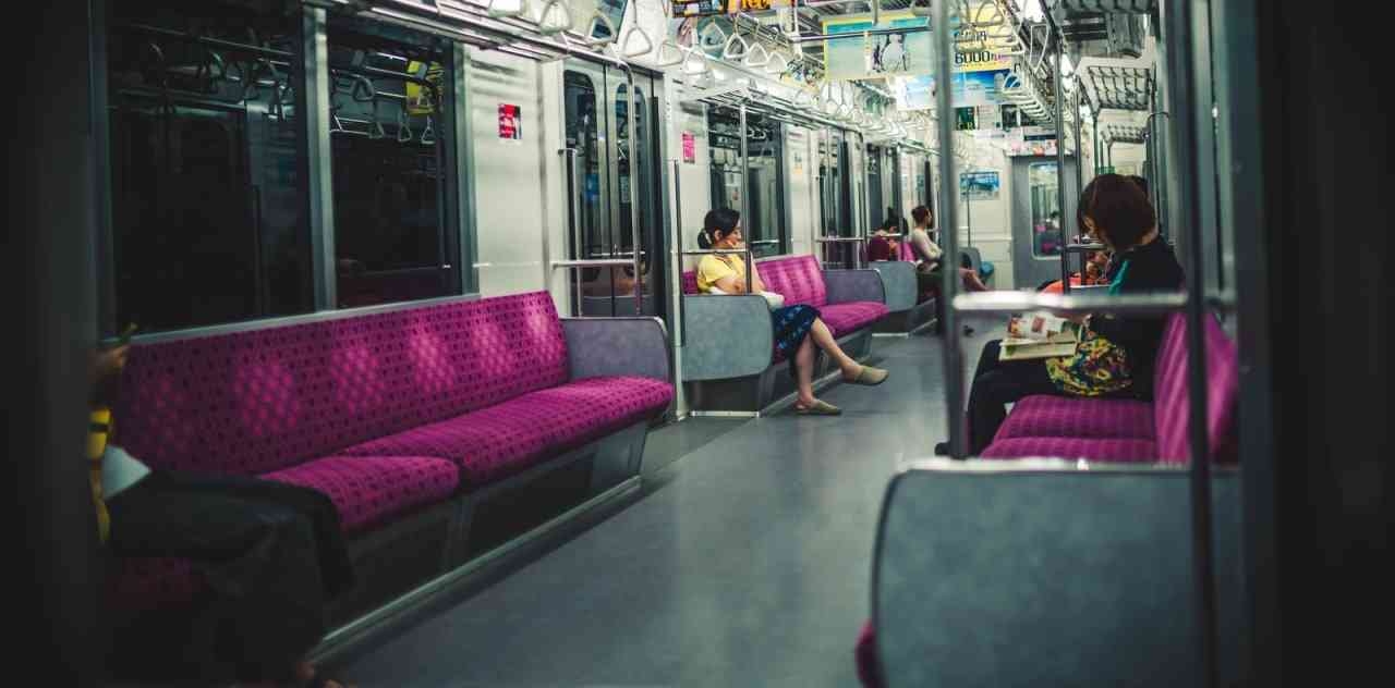 45歳男、電車で正面に座る女性に短パンから陰部を見せつけ逮捕