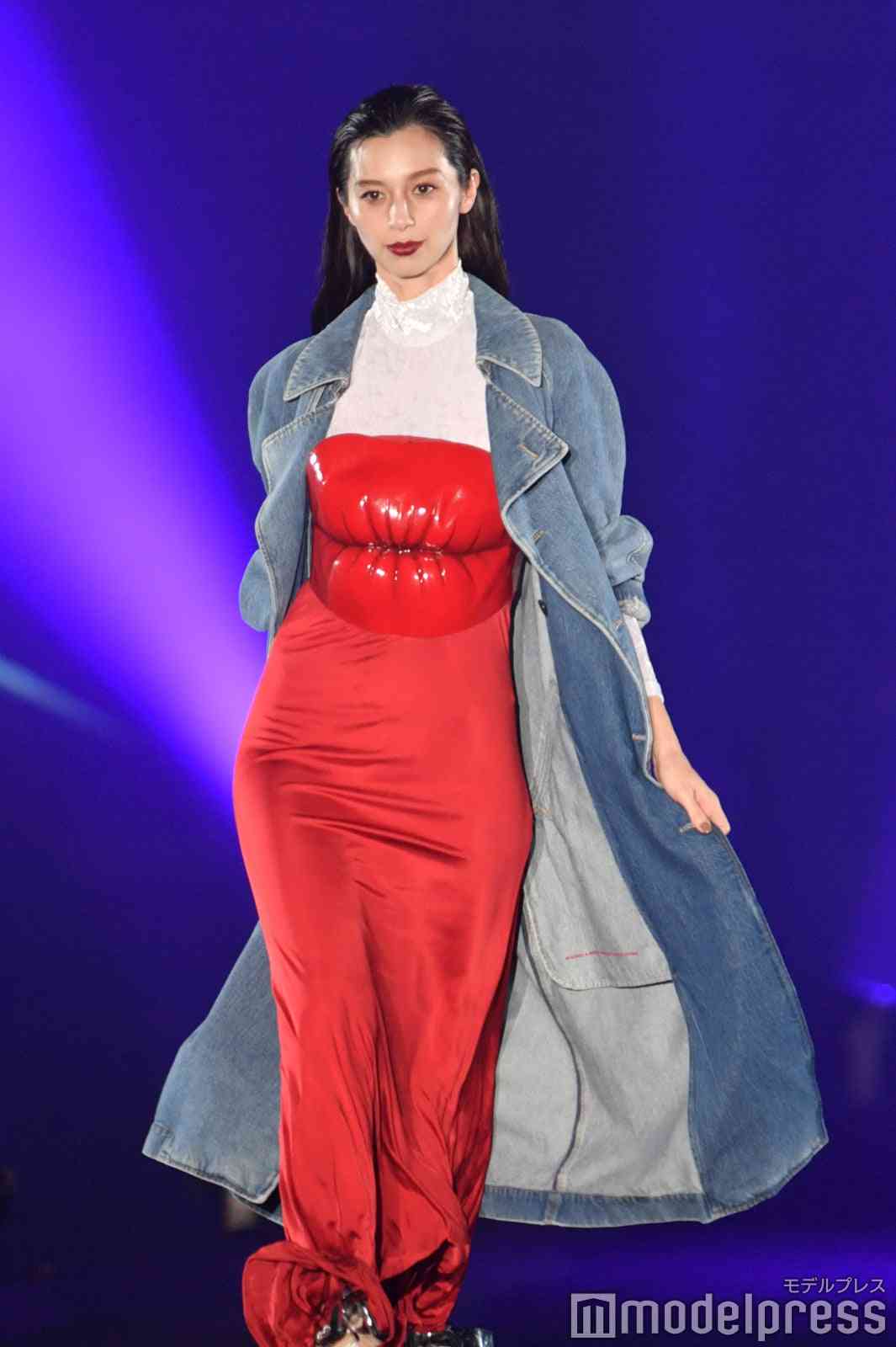 中条あやみ、交際報道後初の公の場　TGCトップバッターでランウェイ闊歩し笑顔「盛り上がりがすごい」