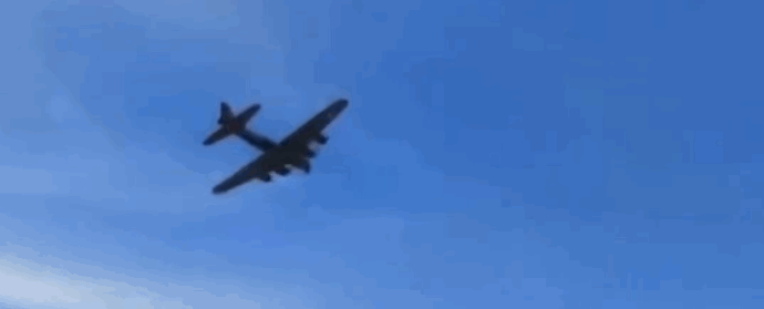 ダラスの航空ショーで軍用機同士が空中で接触　墜落して爆発炎上　会場は大パニック