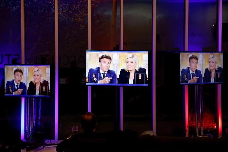 マクロン氏とルペン氏が経済や外交で激しく応酬、仏大統領選テレビ討論会 | ロイター