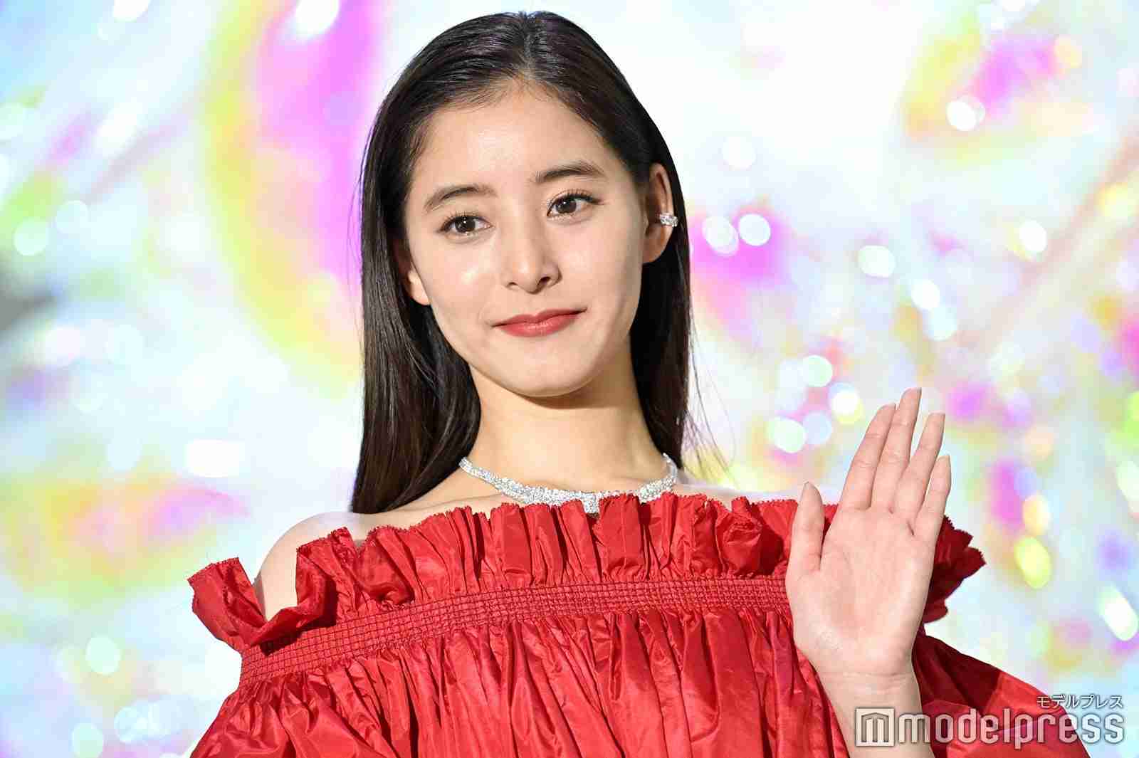 新木優子、真っ赤なオフショルダードレスで美デコルテ輝く 2023年の目標語る「誰かの夢になるようなお仕事を」
