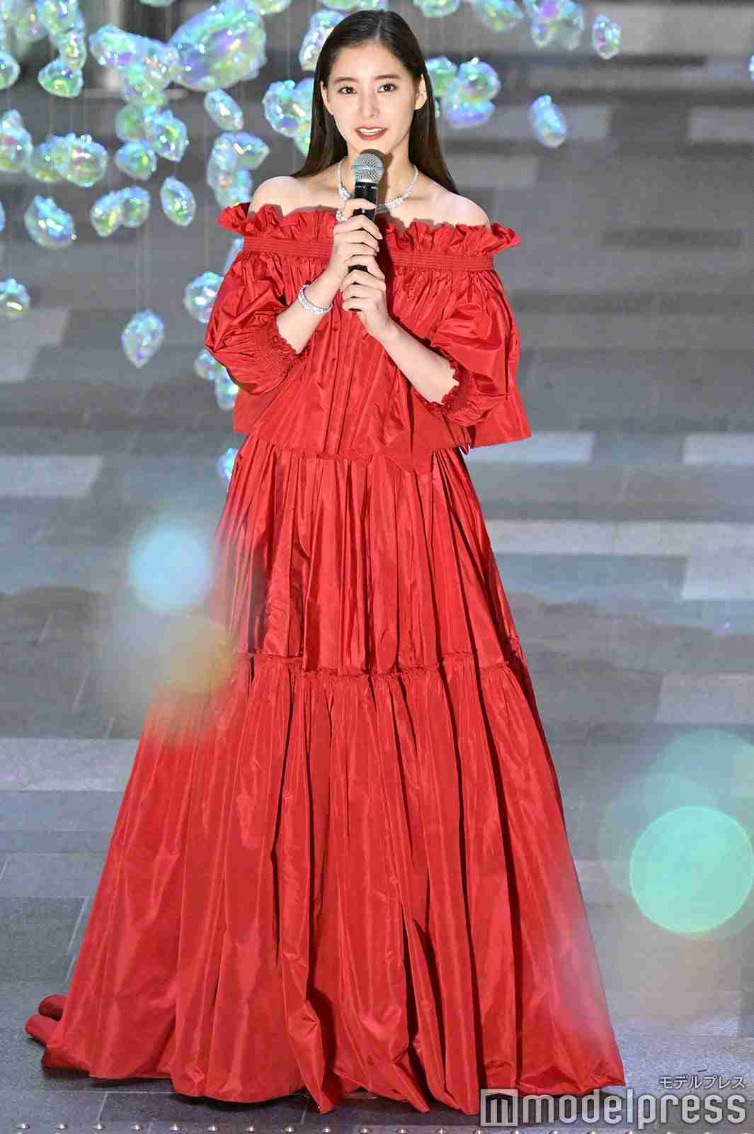 新木優子、真っ赤なオフショルダードレスで美デコルテ輝く 2023年の目標語る「誰かの夢になるようなお仕事を」