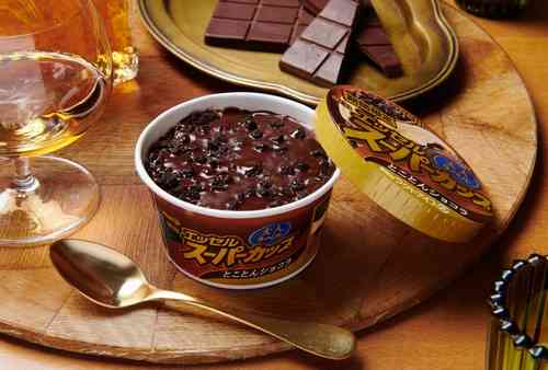 エッセル史上初“大人向け”の「スーパーカップ 大人ラベル」