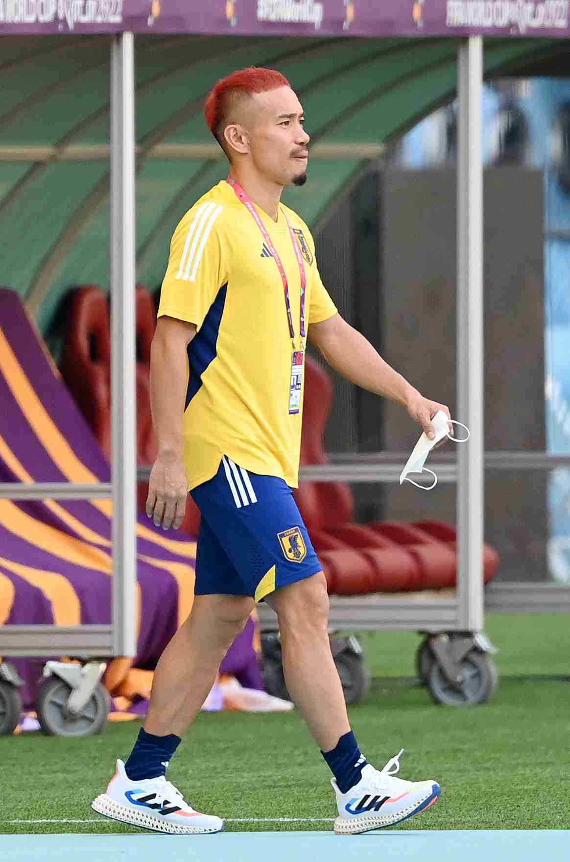 【W杯】長友佑都また髪色変えた！金色の次は真っ赤　初戦ドイツ戦へみなぎる闘志