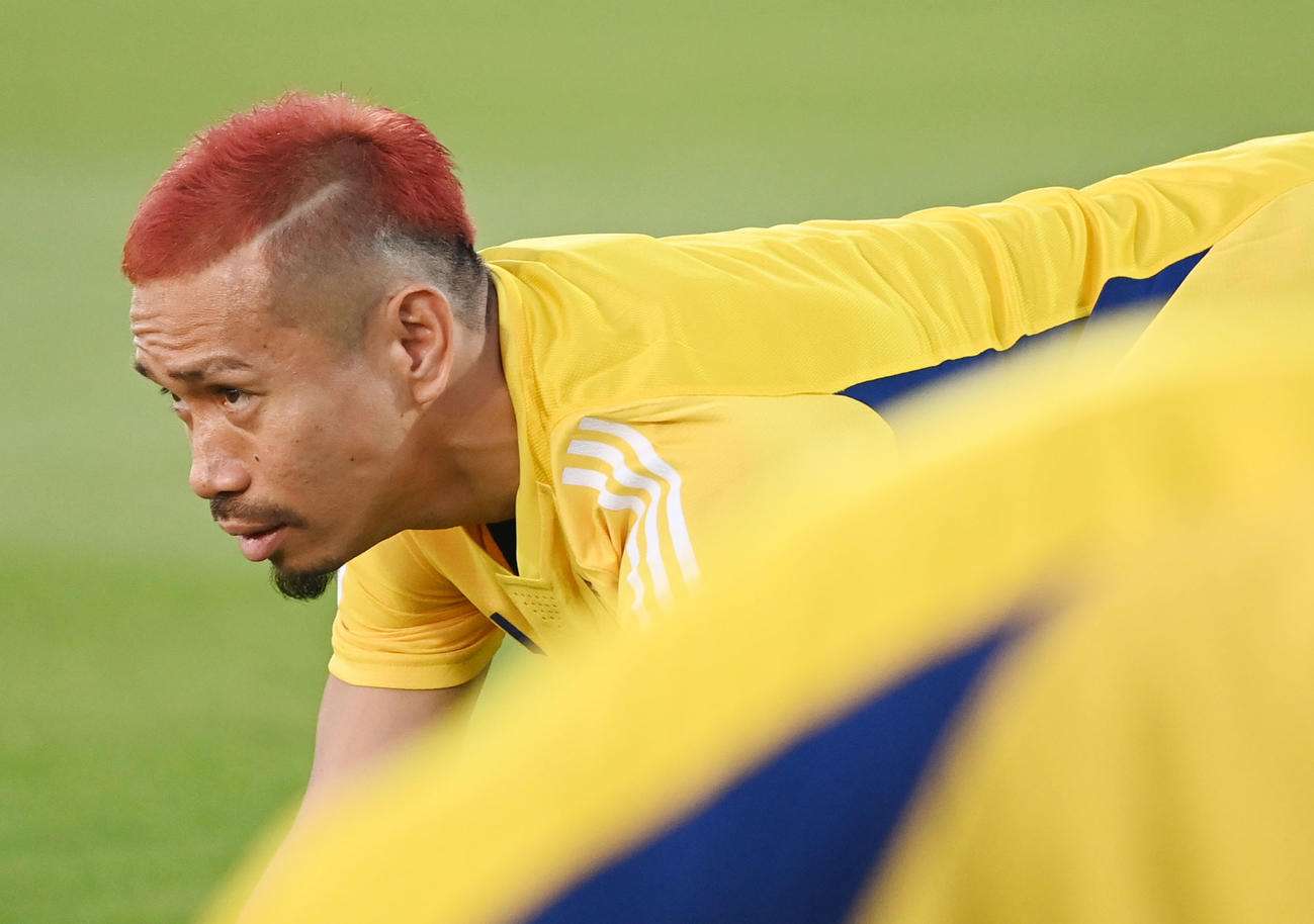 【W杯】長友佑都また髪色変えた！金色の次は真っ赤　初戦ドイツ戦へみなぎる闘志