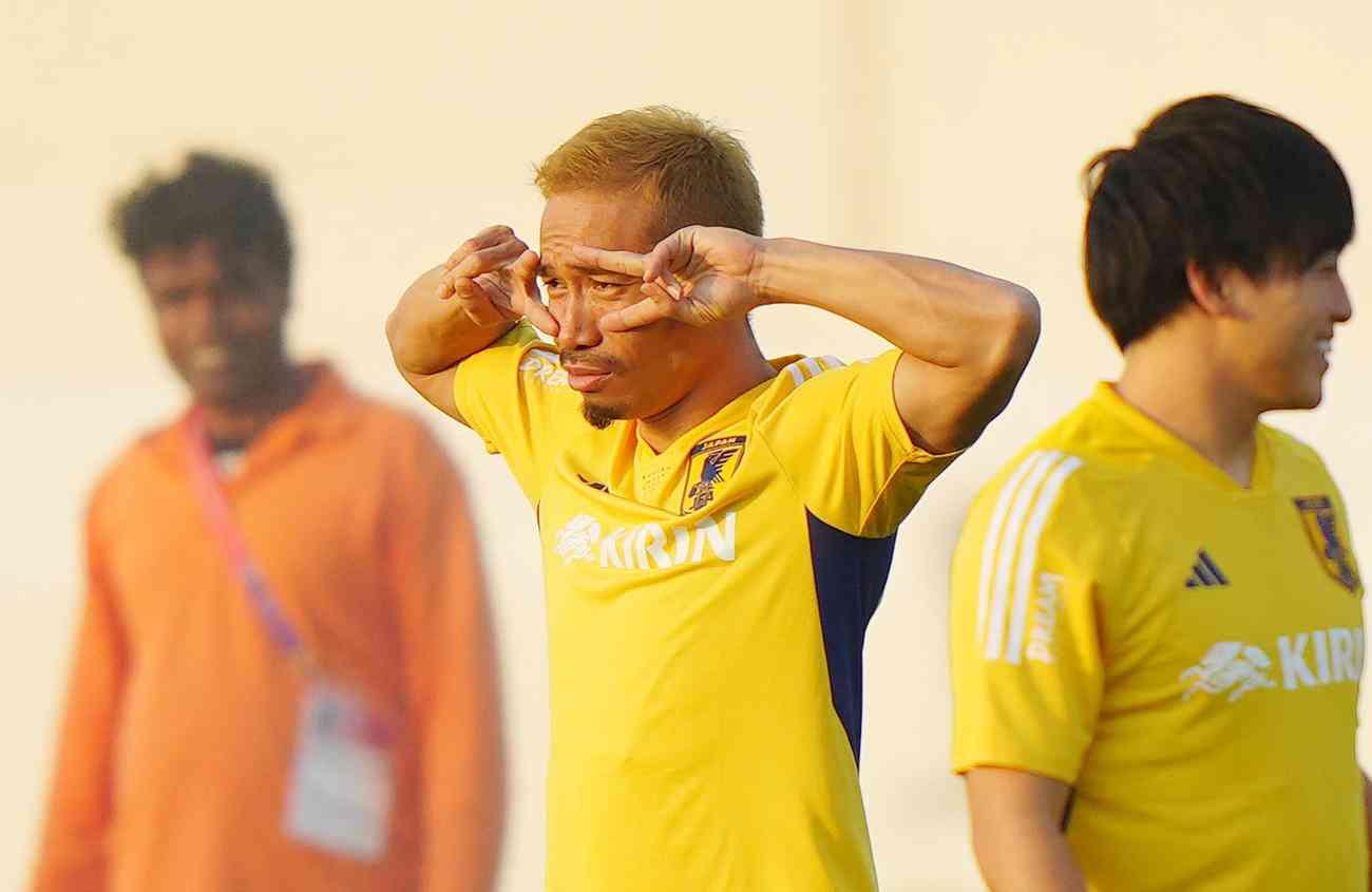 【W杯】長友佑都また髪色変えた！金色の次は真っ赤　初戦ドイツ戦へみなぎる闘志