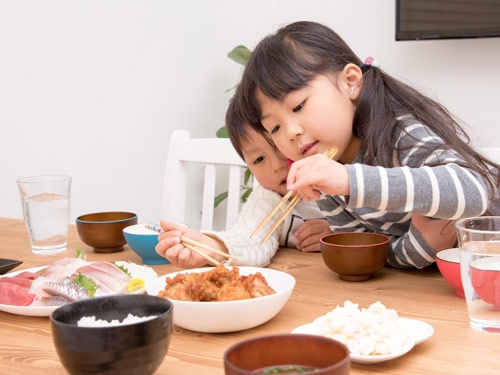 おかずばかり食べて、お米を食べてくれない…子どもの発育に影響しない？