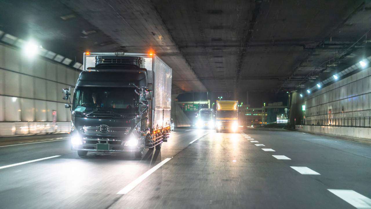 会社員の平均給与「月30万円」だが…49歳・トラック運転手、絶望の手取り額「こんなに働いて、これだけ」