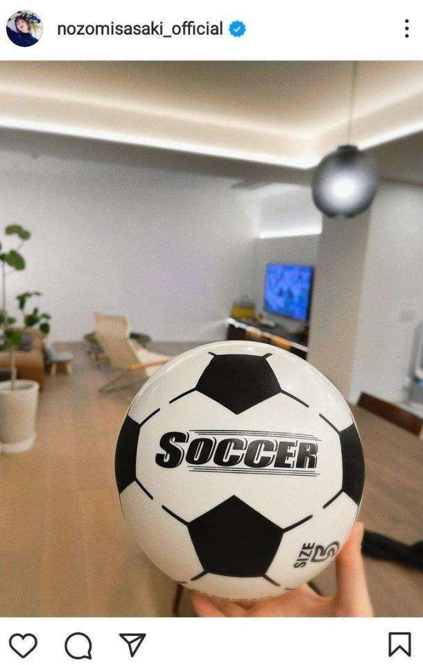 佐々木希　W杯応援臨戦態勢、自宅リビング写真に「広い」「素敵な家」と反響