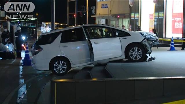 大型商業施設前で車突っ込む　高齢女性大けが　長崎
