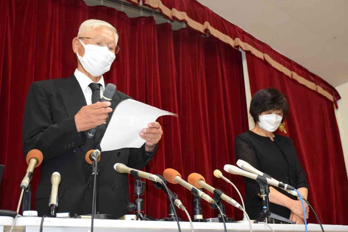 「バス置き去り死」会見で批判…謝罪の場で「笑顔」を見せてしまう人がいるのはなぜ？　心理カウンセラーに聞く