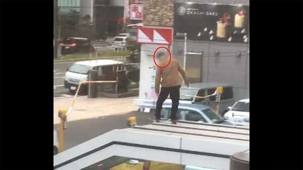 “地下鉄”の屋根でスケボー 何度も...　“暴走”十数分続く 