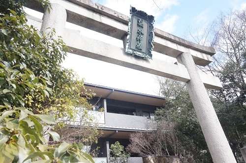 なぜか神社の中にマンションがある「梨木神社」 | 西の禁書目録