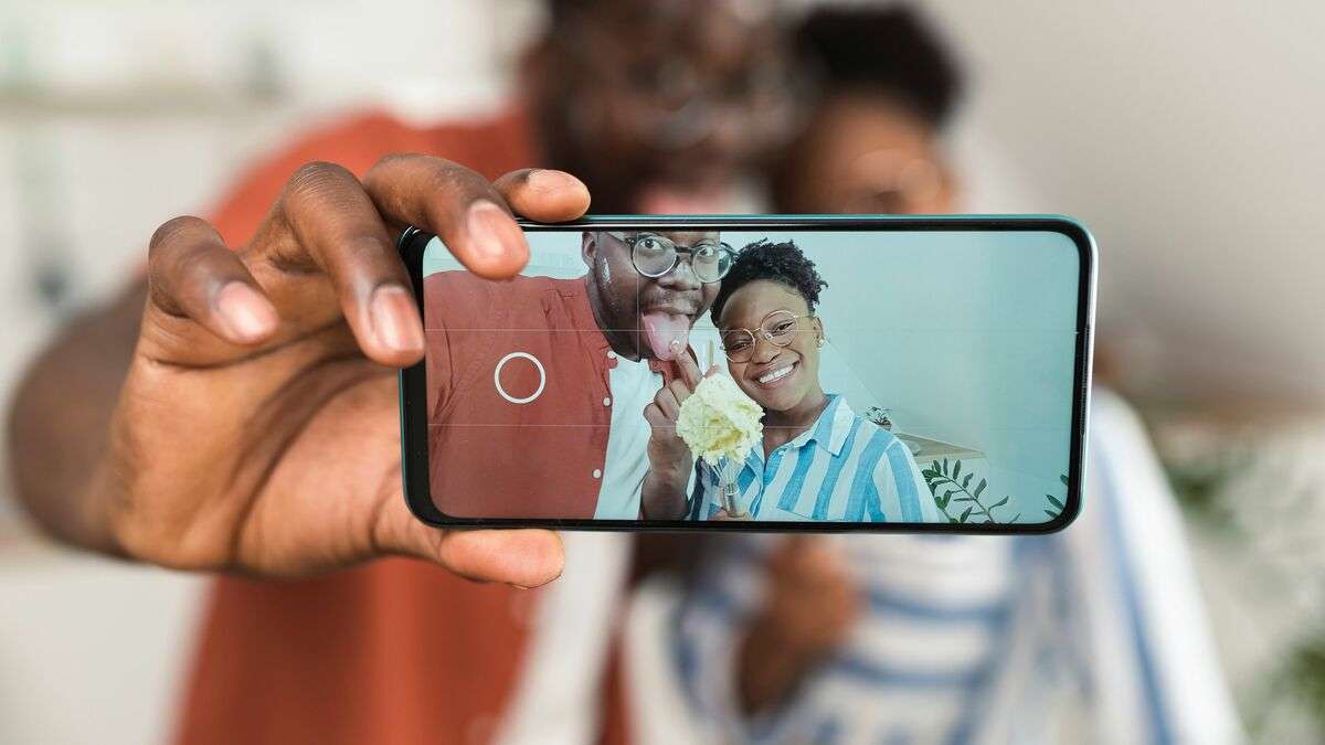 なぜ自撮りだとぎこちない写真になるのか…プロの俳優が｢自然で柔らかな笑顔｣のために意識すること 共通点は｢おでことまゆが緩んでいる｣ | PRESIDENT Online（プレジデントオンライン）