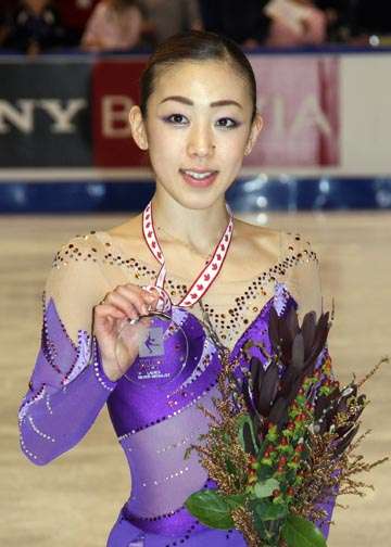 米ラスベガス在住の村主章枝さん、42歳直前の姿…派手髪で「めちゃくちゃお綺麗」「痩せた?」の声も