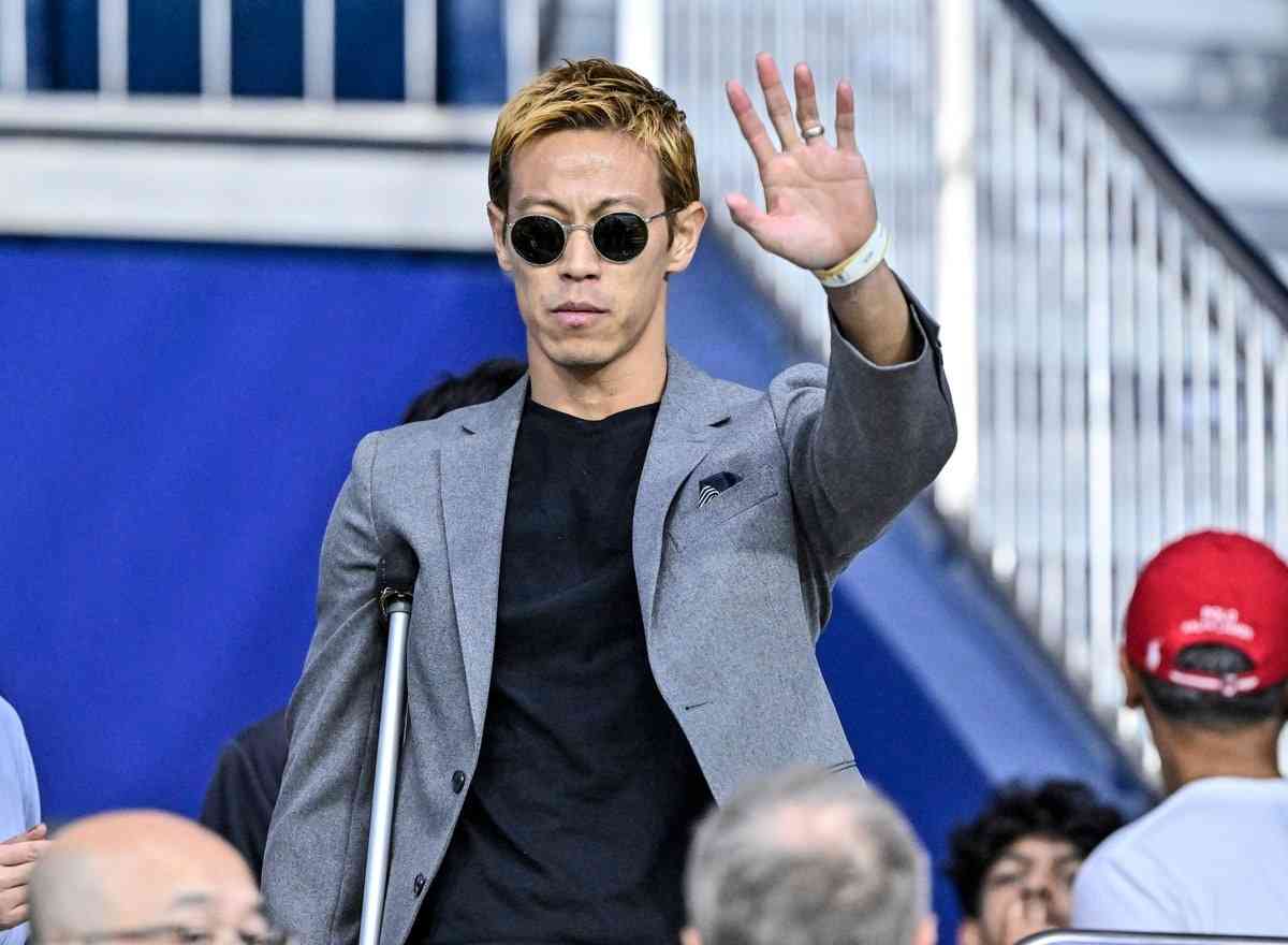 「プロポーズって失敗するんや…」元サッカー日本代表FW本田圭佑、自身が「カンボジア代表を指揮する写真」を使って大喜利開催! テクニカルエリアで片膝をつく姿への「写真で一言」が大反響「オレがラインズマンやろか?」 | 概要 | 注目選手 | ニュース | サッカー批評Web