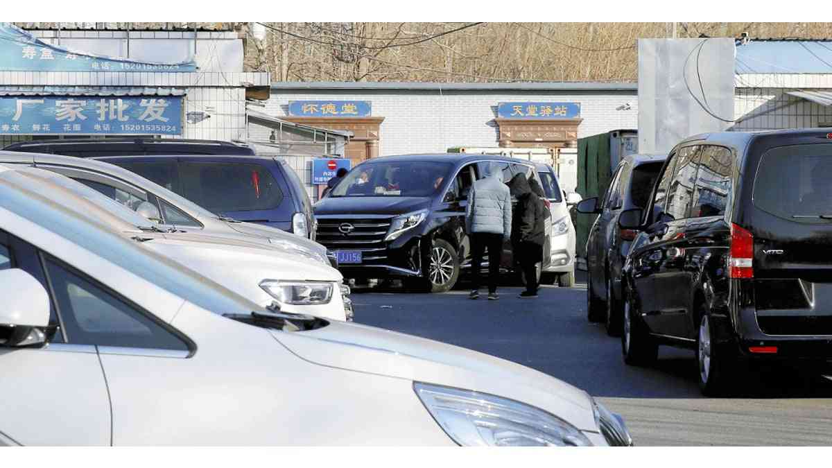 「ゼロコロナ」転換、中国でコロナ死急増か…北京の葬儀場に車列「毎日１００件超す」 : 読売新聞オンライン