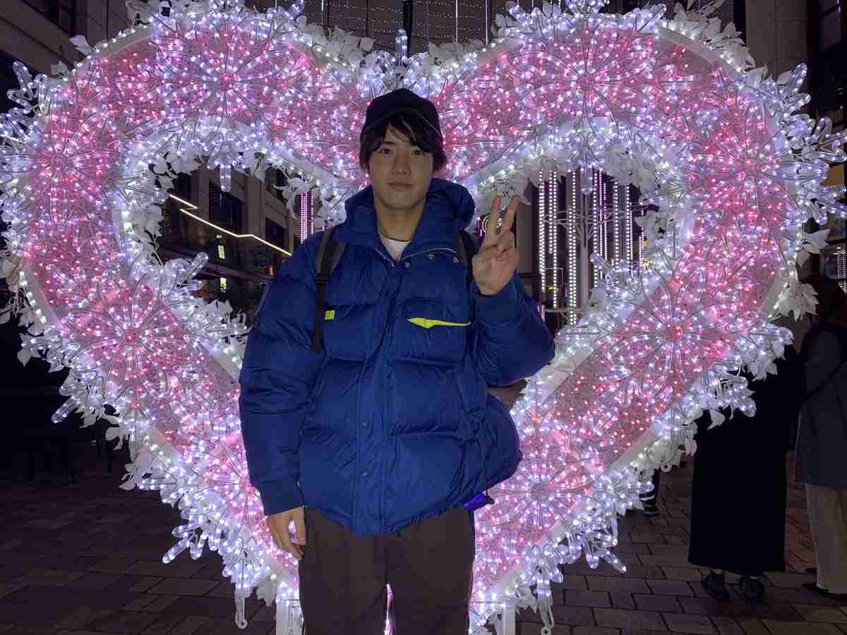 赤楚衛二、“毎年恒例”クリスマス写真撮影でハプニング「今年もありがとう」「真剣モードで可愛い」と反響続々