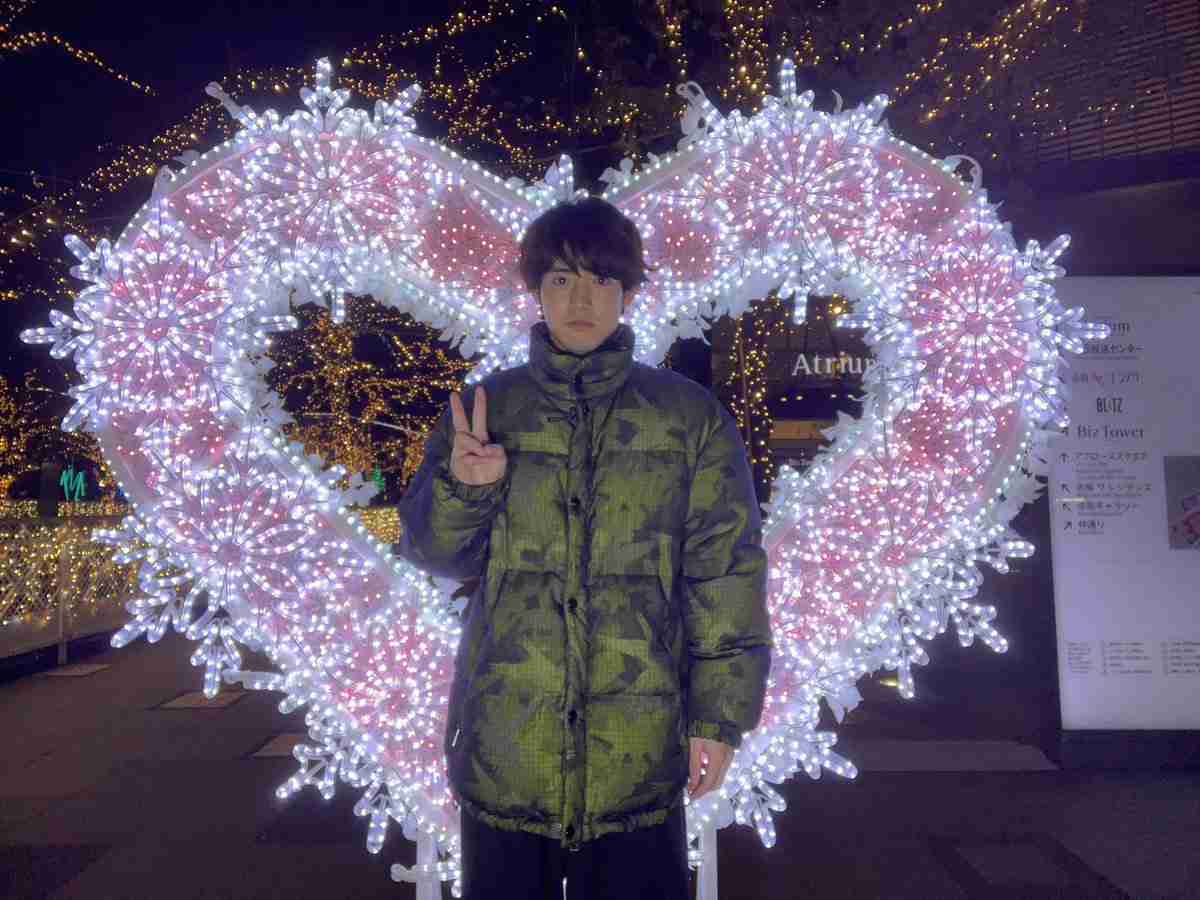 赤楚衛二、“毎年恒例”クリスマス写真撮影でハプニング「今年もありがとう」「真剣モードで可愛い」と反響続々
