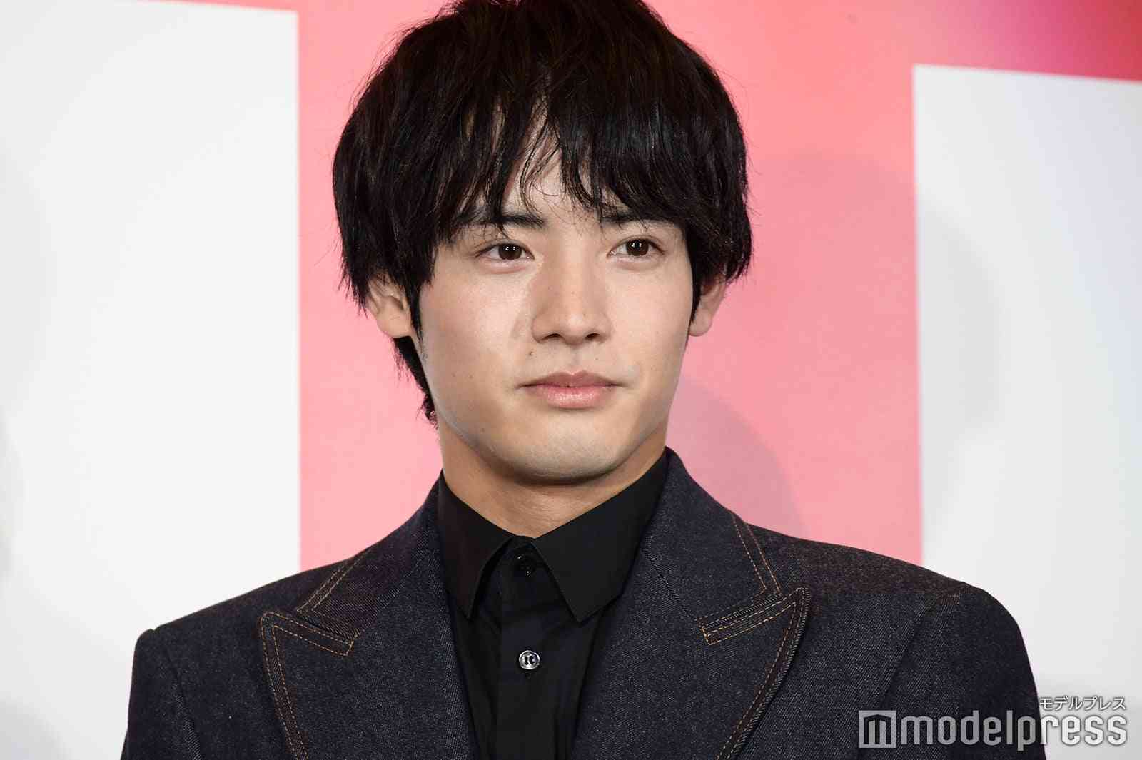 赤楚衛二、“毎年恒例”クリスマス写真撮影でハプニング「今年もありがとう」「真剣モードで可愛い」と反響続々