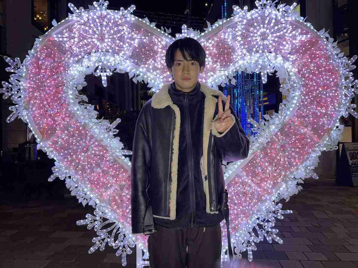 赤楚衛二、“毎年恒例”クリスマス写真撮影でハプニング「今年もありがとう」「真剣モードで可愛い」と反響続々