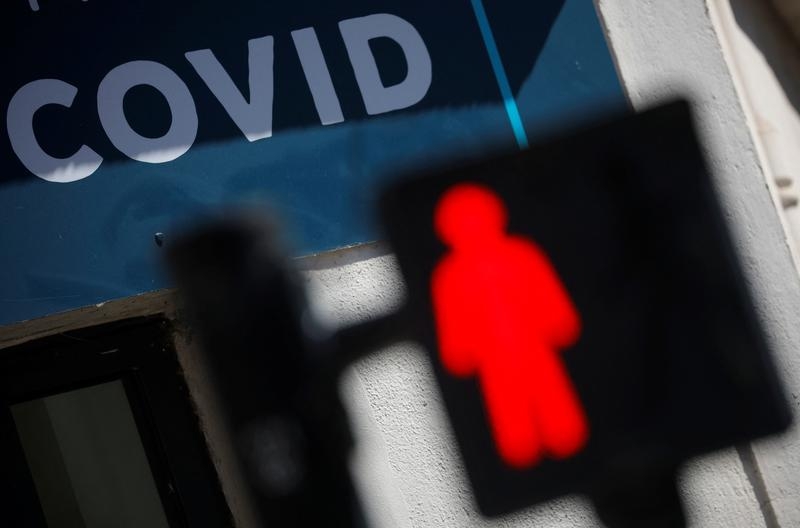 仏、コロナ感染者が再び増加傾向　政府はマスク着用検討を要請 | ロイター