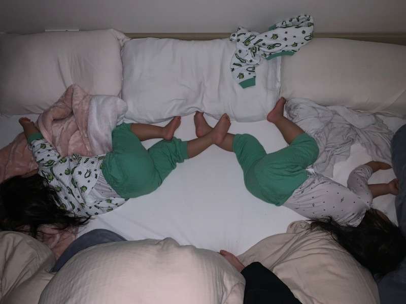 「さすが親子」見事に同じ寝相の母親と赤ちゃん、家族で大爆笑(英)