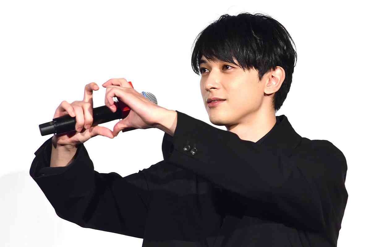 吉沢亮、ファンからのリクエストでハート作るも…橋本環奈「ぎこちないなあ」 | マイナビニュース