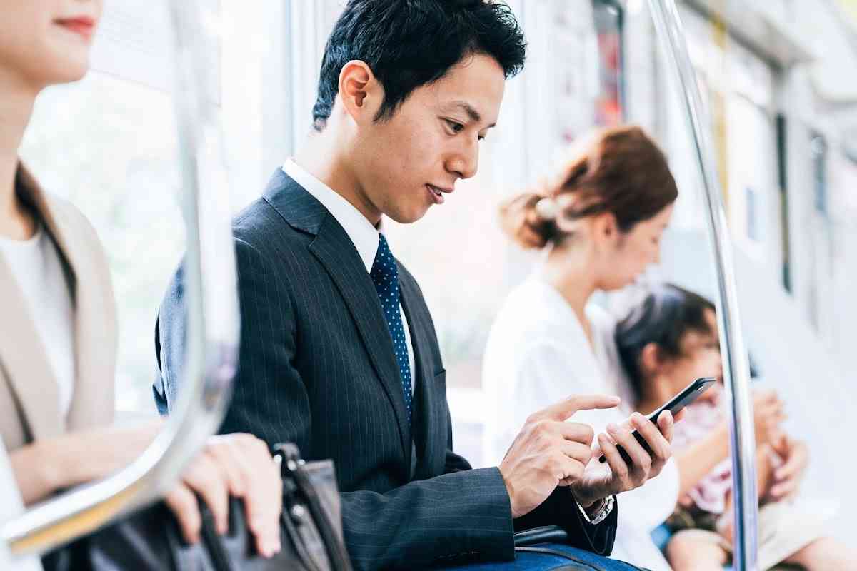 「座っている人の上に座った」「朝イチの電車で…」今だからこっそり言える「電車内での懺悔したい行動」 | TRILL【トリル】