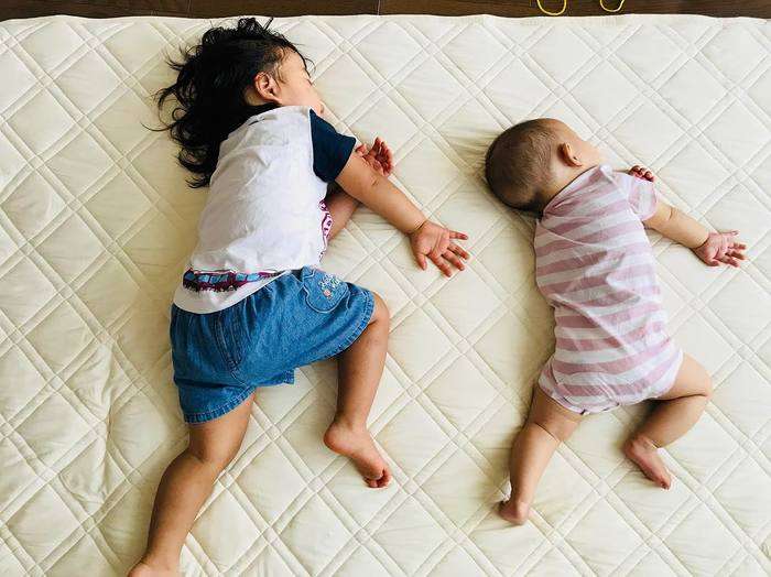 「さすが親子」見事に同じ寝相の母親と赤ちゃん、家族で大爆笑(英)