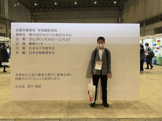 自撮りで「出張証明」に！学会のパネルが「合理的すぎ」と話題　実は「2分で出たアイデア」だった