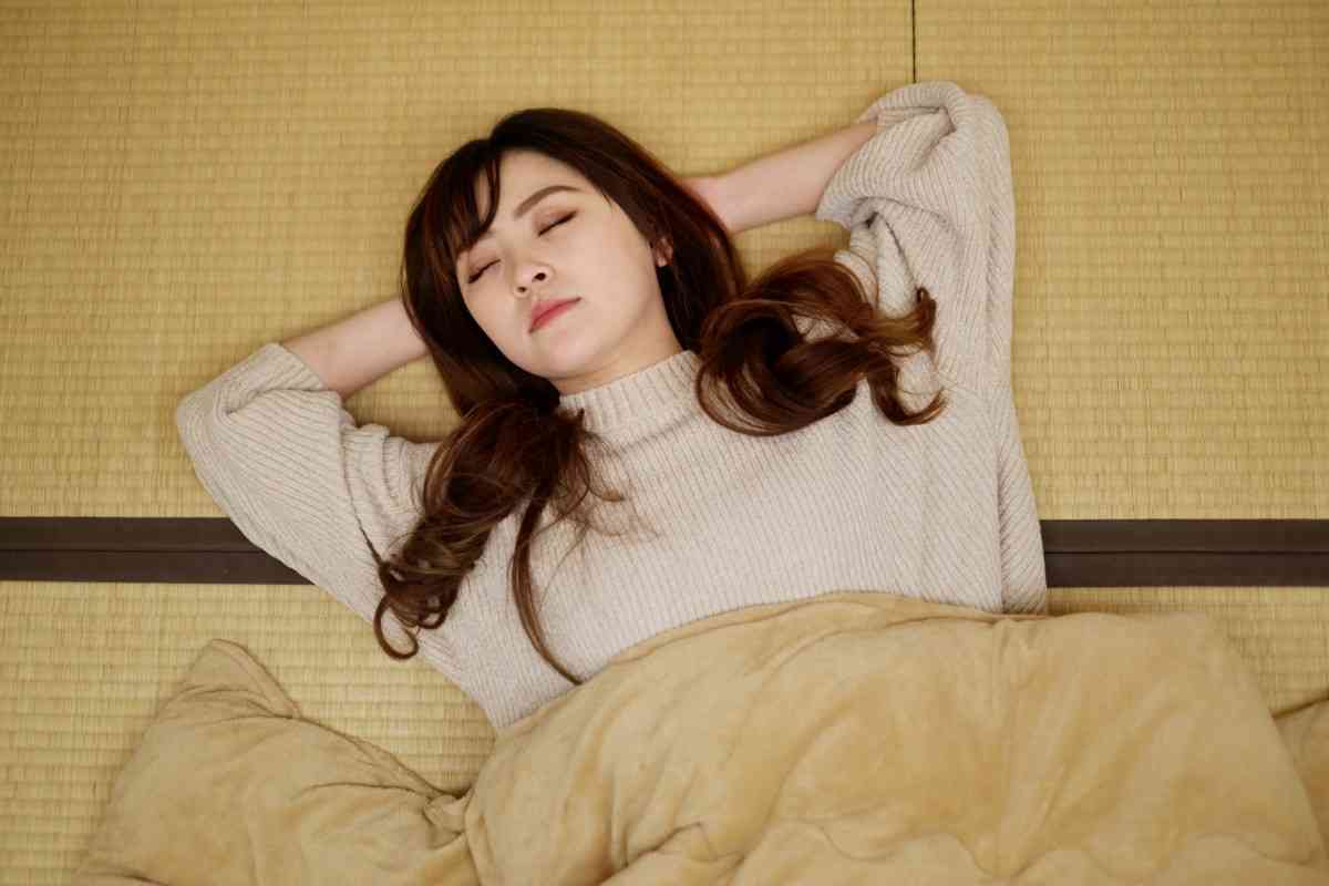 「こたつで寝ると風邪をひく」って本当なの？ 脱水症状＆自律神経の乱れも？ 内科医に聞いた | オトナンサー
