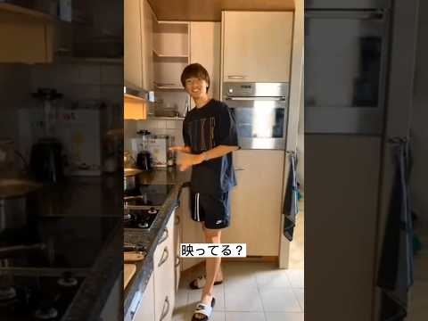 カルボナーラのレシピを見てスクランブルエッグを完成させる板倉滉 - YouTube
