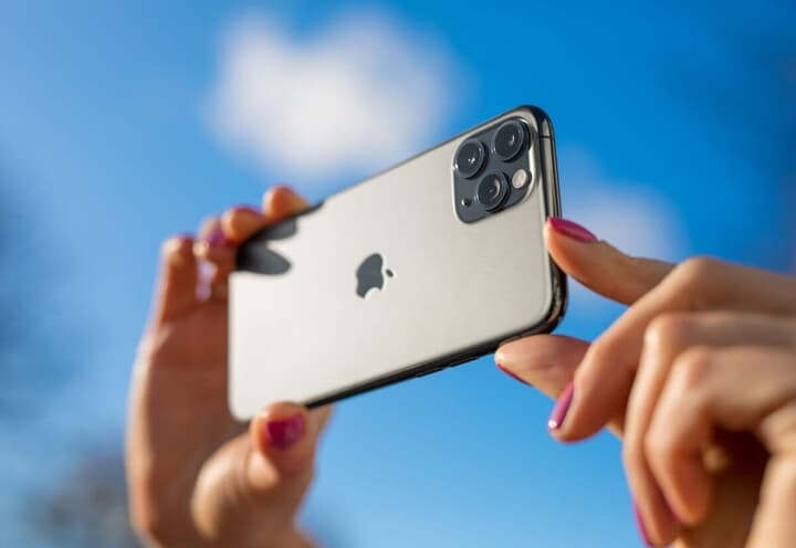 iPhoneが高すぎて買えない日本、30年でなぜこれほど貧しくなったのか？