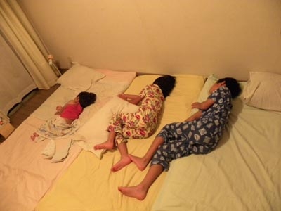 「さすが親子」見事に同じ寝相の母親と赤ちゃん、家族で大爆笑(英)