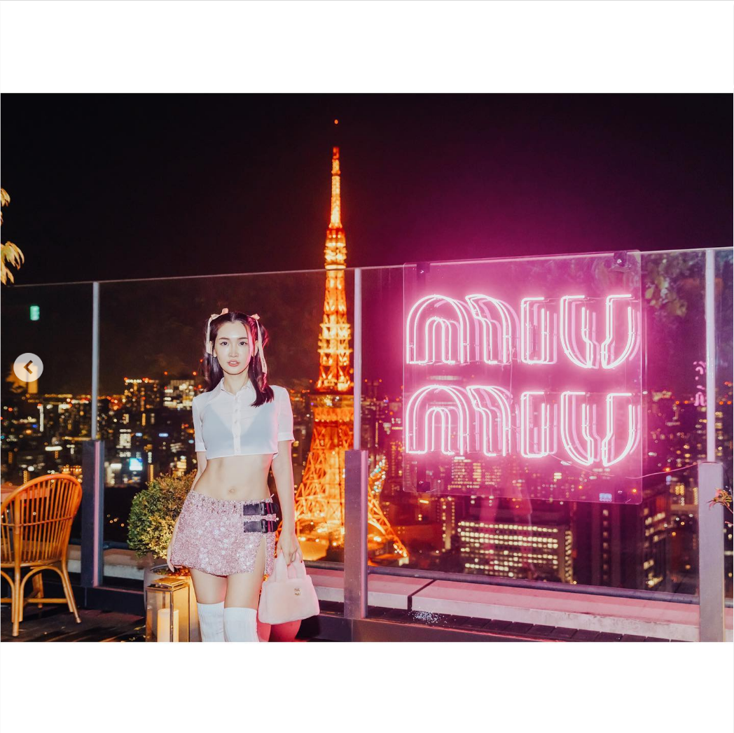 紗栄子“超ミニ×へそ出し×絶対領域”披露「ヘアのテーマは『お蝶夫人』でした」