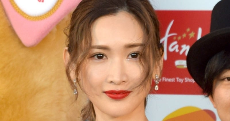 紗栄子“超ミニ×へそ出し×絶対領域”披露「ヘアのテーマは『お蝶夫人』でした」  | ORICON NEWS
