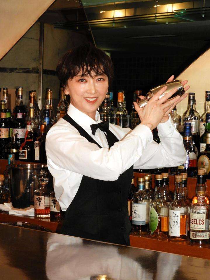 紫吹淳　元宝塚トップだけにバーテンダー衣装に絶対的安心感「制服を着ているよう」